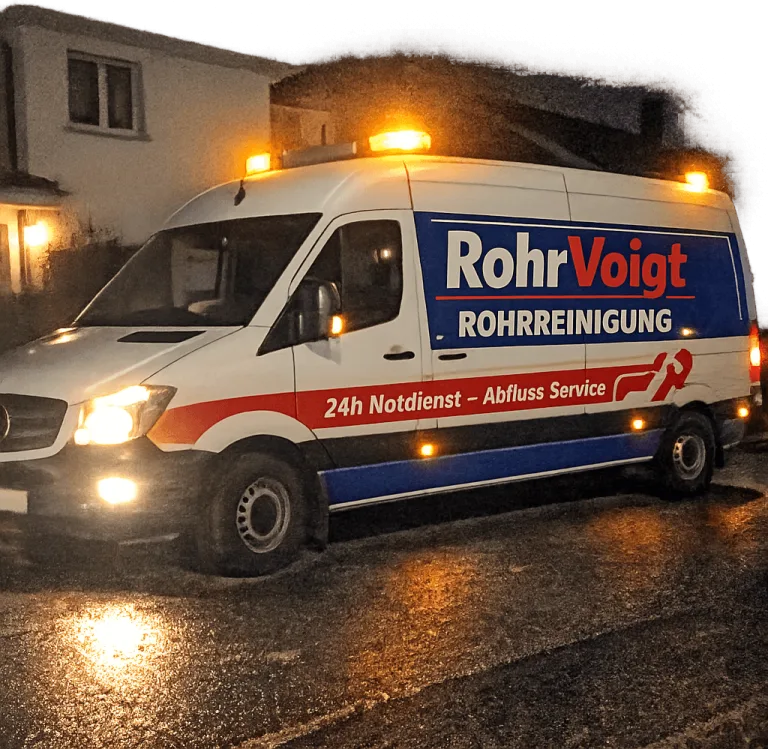Schneller Einsatz eines Notfallwagens in der Dunkelheit vor einem Haus